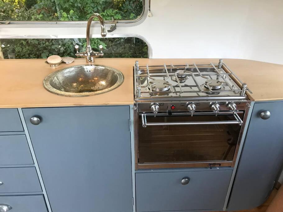 Airstream, Vintage American Caravan & Hottub Ashburton Exterior foto